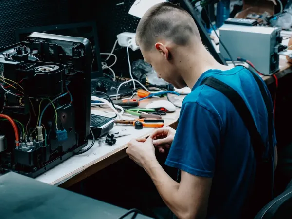 Reparo de placa eletrônica de lava e seca em bancada